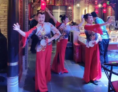 朝天門火鍋的裝修是統(tǒng)一的風(fēng)格和模板嗎？