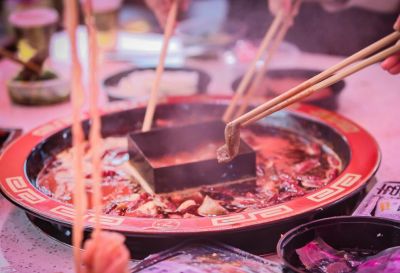 號(hào)稱來(lái)重慶必吃的地標(biāo)火鍋，朝天門(mén)讓你不留遺憾！