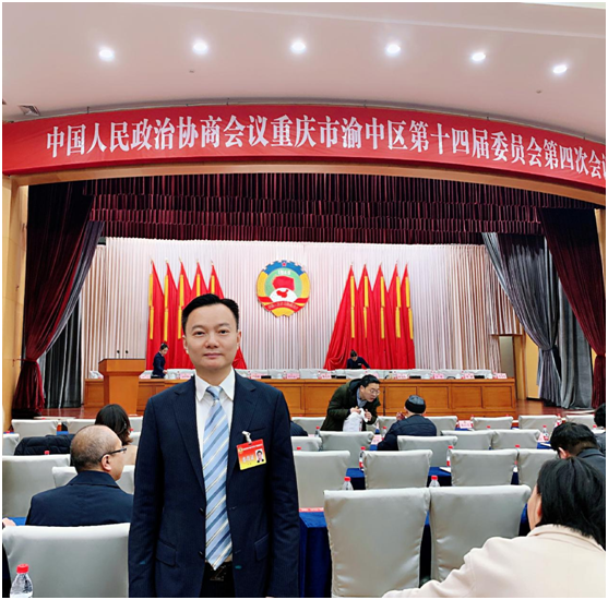 王普:重慶渝中區(qū)政協(xié)常委、民建重慶市委企專委委員、重慶人文科技學(xué)院客座教授、重慶朝天門餐飲控股集團(tuán)董事長、重慶博茂餐飲集團(tuán)董事長