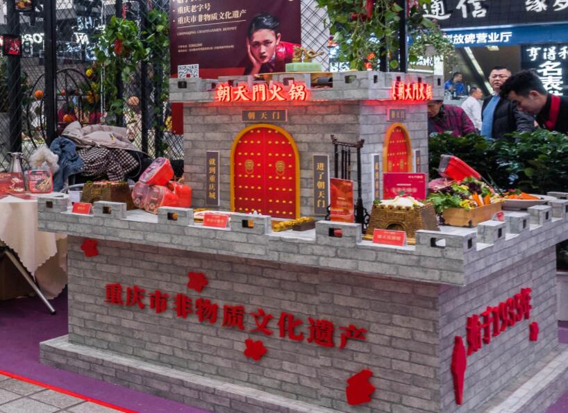 內(nèi)江開火鍋加盟店合適嗎？當?shù)厥袌鋈绾危? /> 
</p>
<p>
	1.火鍋店眾多，可行性較高
</p>
<p>
	內(nèi)江雖然有“甜城”之稱，但是當?shù)厝巳匀浑x不了麻辣的魂，對火鍋的喜愛是溢于言表的。我們可以看到內(nèi)江的火鍋店數(shù)量并不少，這就說明一個問題，在內(nèi)江開火鍋店的可行性是非常高的。我們可以對比各個火鍋店的品牌特色，通過優(yōu)劣分析，找到更加適合市場的發(fā)展道路。
</p>
<p>
	2.人文景觀多，消費需求旺
</p>
<p>
	我們都知道，內(nèi)江是一座文化古城，培育了多位杰出的歷史名人，孔子之師萇弘和國畫大師張大千都是其中之一。當?shù)氐娜宋?、自然景觀非常多，深厚的文化氛圍吸引了眾多的旅客，由此，助長了當?shù)氐南M需求，不管什么地方來的游客，只要到了內(nèi)江，肯定都是要吃一吃火鍋的。外來消費需求不斷上漲，再加上內(nèi)部本地人對美食的不盡喜愛和執(zhí)著追求，都為在內(nèi)江開火鍋加盟店提供了良好的發(fā)展契機。
</p>
<p>
	3.品牌雜亂，選擇需謹慎
</p>
<p>
	雖然從以上兩點我們都可以看出，內(nèi)江的火鍋加盟市場非常旺盛，但是并非所有人都能一舉成功，目前的火鍋行業(yè)是火爆與危機并存的，發(fā)展形勢好，但也面臨著市場混亂，品牌多而雜，市場約束不足等問題，因而，作為投資人我們就得保持應有的理性和判斷力，選擇品牌時要盡可能地選擇那些有一定市場知名度和威望的火鍋品牌。
</p>
<p>
	綜上所述，內(nèi)江是一個吃火鍋氛圍濃烈的城市，當?shù)夭粌H市場好，需求也旺，但是你也應該明了的一點是，有開店想法的并不止你一人，大家都在爭分奪秒地搶奪資源，因此，為了避免好品牌、好門面被他人搶占，建議盡早行動。以上就是我們的相關回答了，如有其它疑問，可給我們留言。
</p>                        </div>
                    </div>
                </div>
                <div   id=