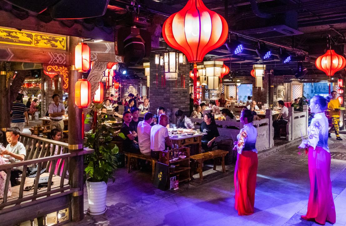 黑河開火鍋加盟店，選明星店還是老品牌？