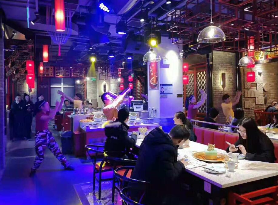 吃火鍋千萬(wàn)別把毛肚倒進(jìn)鍋內(nèi)煮，燙著吃才更脆！