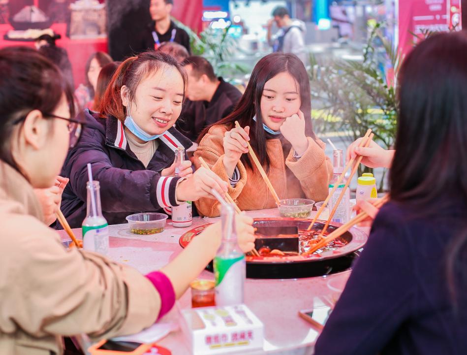 河池開火鍋加盟店，如何服務(wù)好顧客的胃？