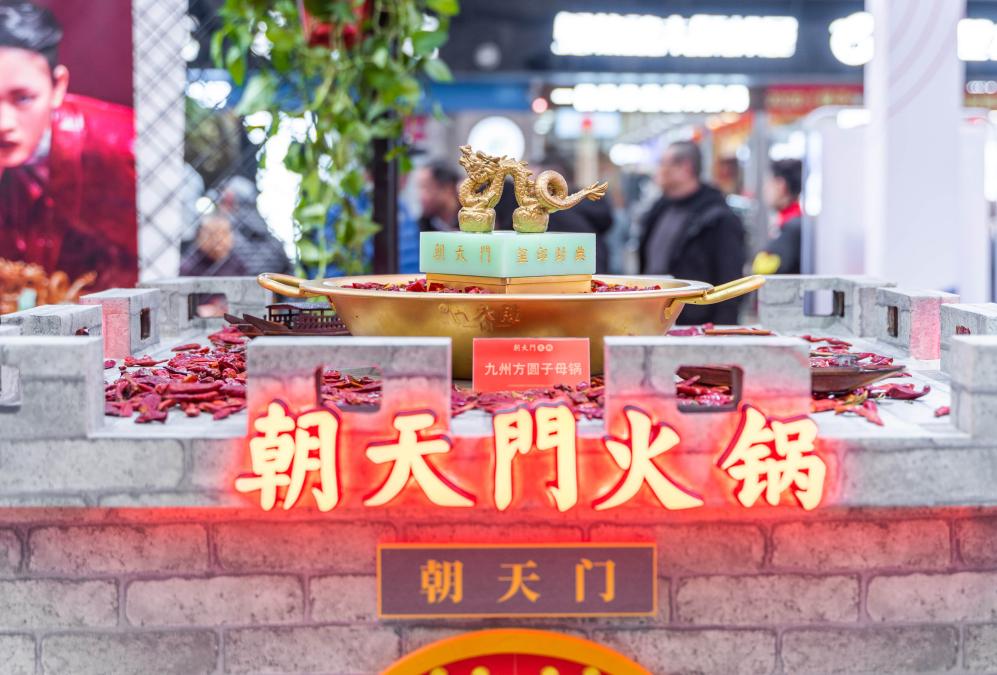 東興開火鍋加盟店，三招讓你生意興?。? /> 
</p>
<p>
	1.做好服務(wù)者
</p>
<p>
	想要開好火鍋加盟店，就必須得充分發(fā)揮員工的重要性和作用。員工是直接服務(wù)者，亦是品牌形象的塑造和文化的傳播者，他們服務(wù)的細致度、體貼度和包含的人情味和溫度，都彰顯著一個品牌的價值，是門店核心的競爭力量之一。
</p>
<p>
	因此，對于如何開好店這一問題，我們十分強調(diào)員工服務(wù)的重要性，要讓服務(wù)的理念深入人心，另外還得提供標準化的服務(wù)，保障服務(wù)節(jié)奏和效率，與此同時，也要讓員工的服務(wù)更加人性化和個性化，要能從關(guān)切員工需求的角度預(yù)判顧客的需求內(nèi)容，從而提供附加服務(wù)（比如幫顧客去除衣物油污、為顧客調(diào)蘸料等等）。
</p>
<p>
	2.做好推銷員
</p>
<p>
	<a href=