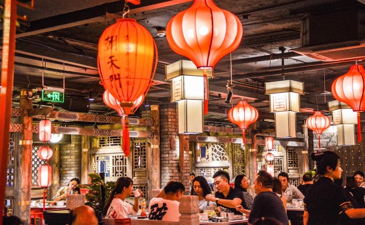 疫情下餐飲店火爆排隊(duì)，經(jīng)營(yíng)秘訣是什么？