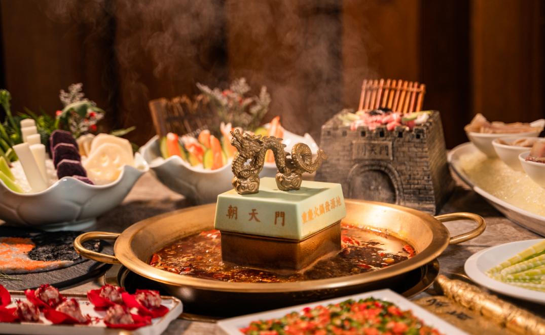 火鍋菜品，生蠔！為什么成為火鍋?zhàn)郎峡停? /> 
</p>
<p>
	一、生蠔的營(yíng)養(yǎng)價(jià)值
</p>
<p>
	生蠔含有豐富的蛋白質(zhì)、微量元素和氨基酸，具有提高免疫力、增強(qiáng)體力等作用，還含有一些對(duì)人體有益的礦物質(zhì)，如鋅、硒、銅等，對(duì)于預(yù)防貧血、促進(jìn)智力發(fā)育等方面具有一定的功效。
</p>
<p>
	二、怎樣挑選生蠔
</p>
<p>
	1、看顏色，新鮮的生蠔，顏色凈白，而不新鮮的生蠔，則顏色黯淡無光。
</p>
<p>
	2、看干燥度，生蠔浸在水里泡，這樣會(huì)很壓秤，所以我們挑選時(shí)，不僅看顏色，還要選表面干燥的。
</p>
<p>
	3、看形狀，外形又長(zhǎng)又扁的生蠔，里面的肉少，要選擇橢圓形的、有厚度、形狀規(guī)則的生蠔，肉質(zhì)飽滿新鮮。
</p>
<p>
	3、聞味道，新鮮的生蠔會(huì)有一股海水的味道，如果有腥臭味，那是不新鮮的，建議不要購(gòu)買。
</p>
<p>
	三、怎么處理生蠔
</p>
<p>
	把生蠔放在蘇打水中浸泡，泡軟了不僅輕易洗干凈，而且能去掉生蠔的異味，然后用牙刷把殼全部刷干凈，再把口撬開，將內(nèi)部黑色內(nèi)臟去除，再用細(xì)小水流沖洗后，加鹽涼水泡生蠔，最好在鹽涼水里放半個(gè)檸檬汁，這樣既可以去沙，也可以去腥。
</p>
<p>
	四、火鍋涮生蠔
</p>
<p>
	生蠔肉質(zhì)鮮嫩，口感細(xì)膩，非常適合用來做火鍋食材，在麻辣火鍋中，生蠔吸收了湯底，鮮美的味道會(huì)更加突出，大家在享受美食的同時(shí)，也能夠攝取到豐富的營(yíng)養(yǎng)物質(zhì)。
</p>
<p>
	生蠔屬于海鮮類，搭配麻辣<a href=