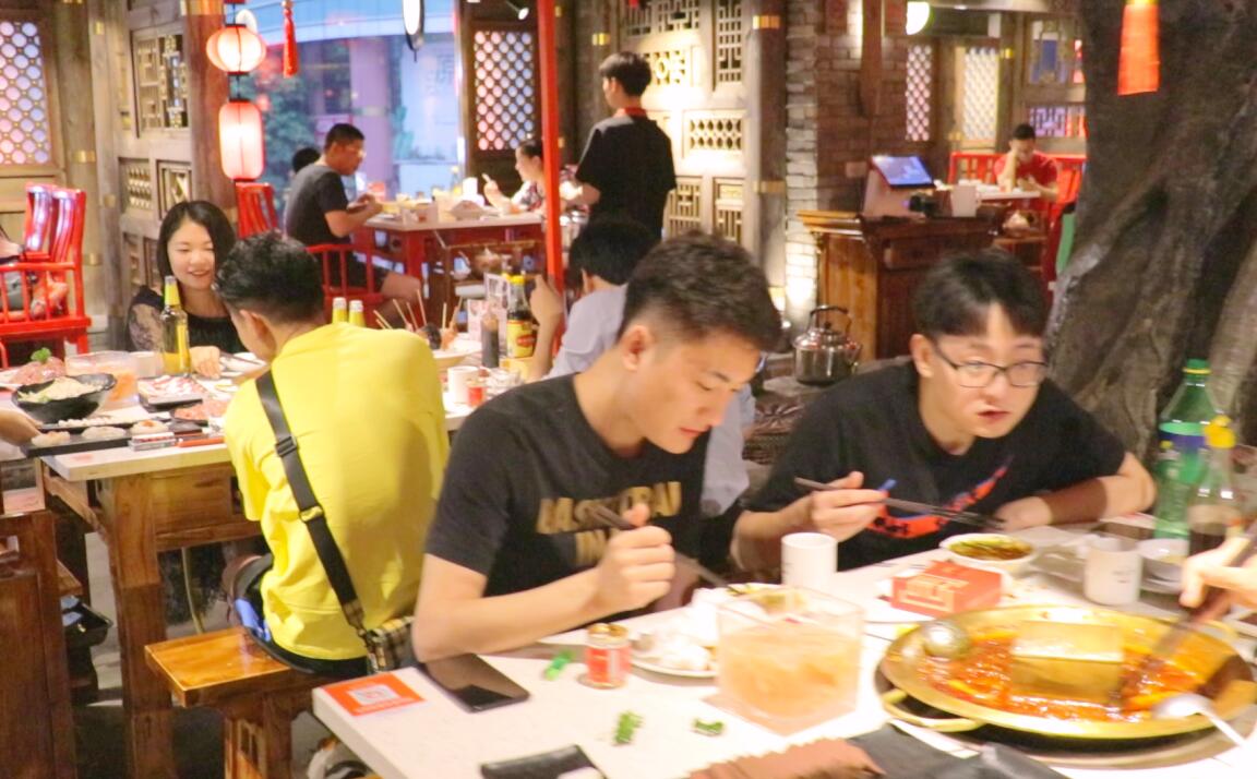 火鍋店桌椅，這么選！居然還提高了營(yíng)業(yè)額？